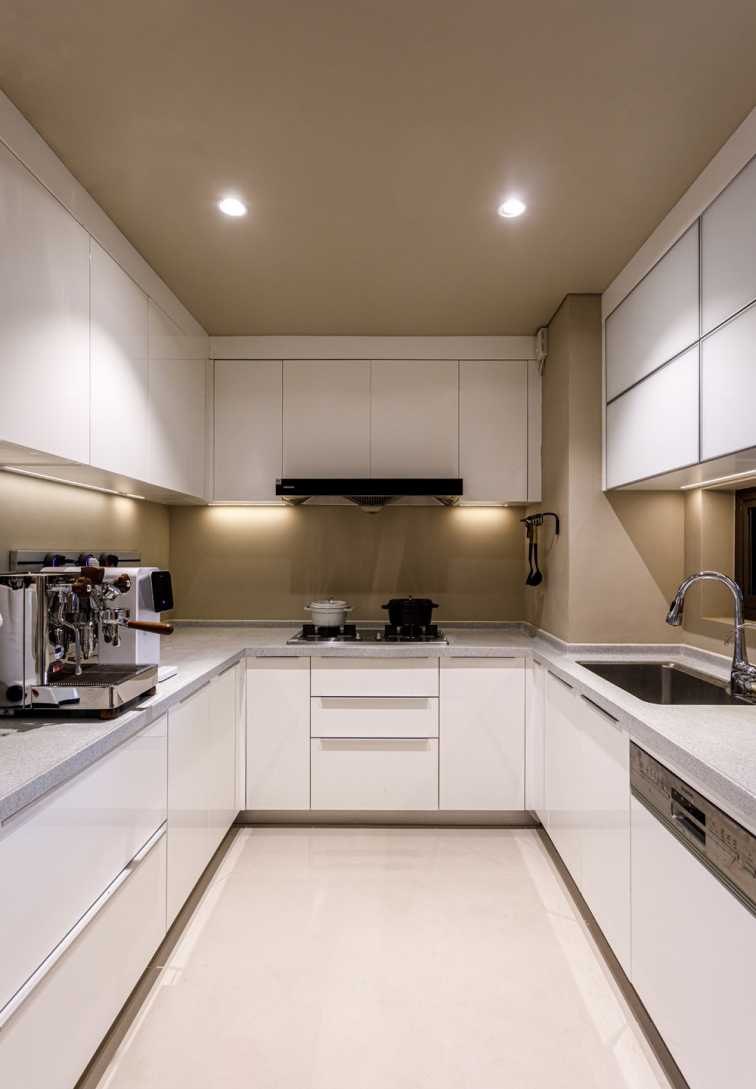 BUILD SOURCE™ Modern Natural Oak High-Gloss PET Kitchen — Island P034 — 8" x 12" Sample